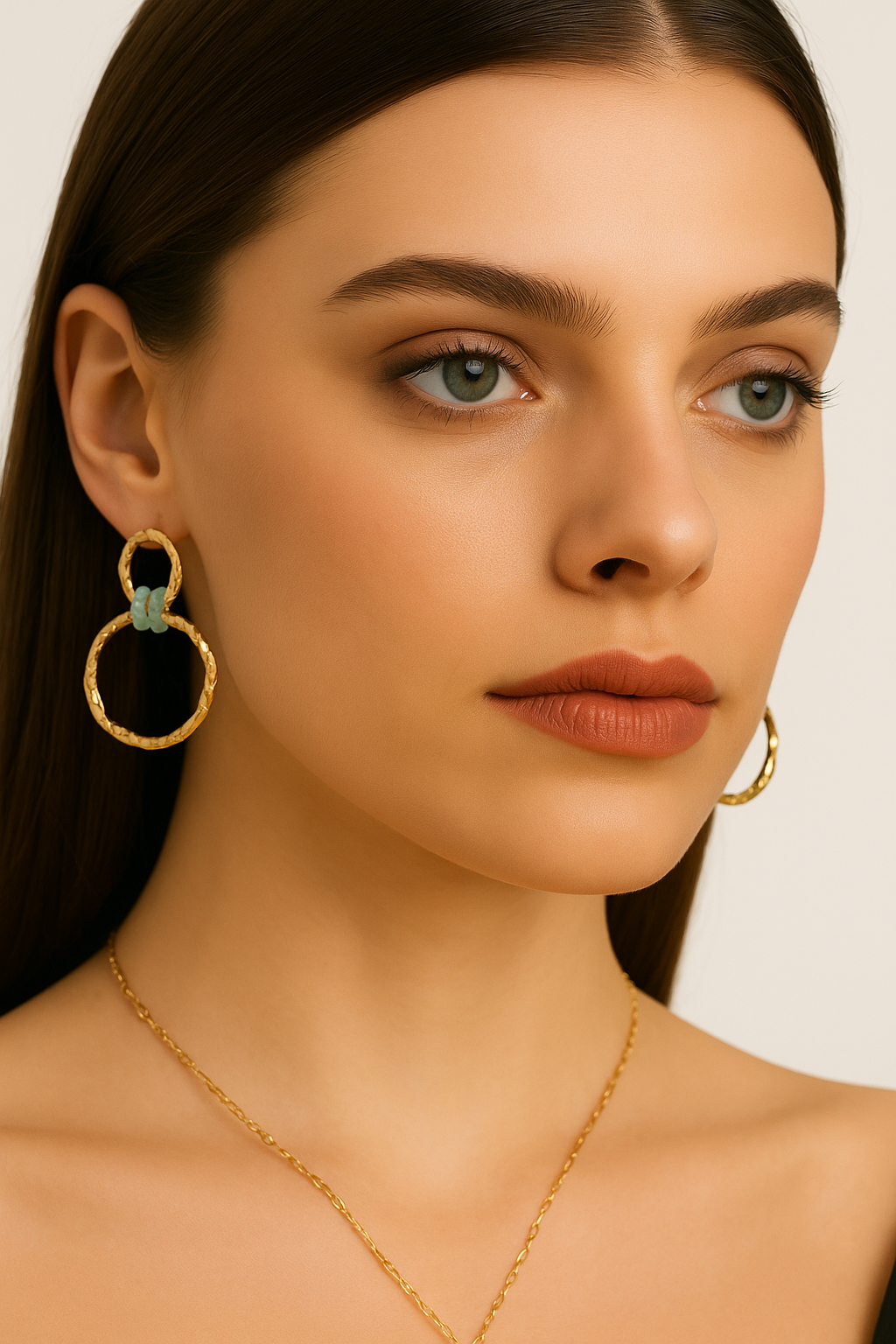 Orecchini doppi cerchi martellati con perline turchesi – Onda